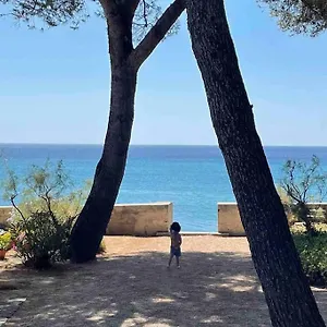 https://cocon-les-pieds-dans-leau-acces-direct-a-la-mer.fr-provencehotel.com